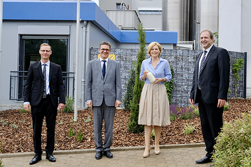 Federal Minister Julia Klöckner together with the Mayor of Idar-Oberstein Frank Frühauf (right) and the management of Polymer-Holding GmbH (from left: Daniel Bach, Dr. Gerald Hauf).